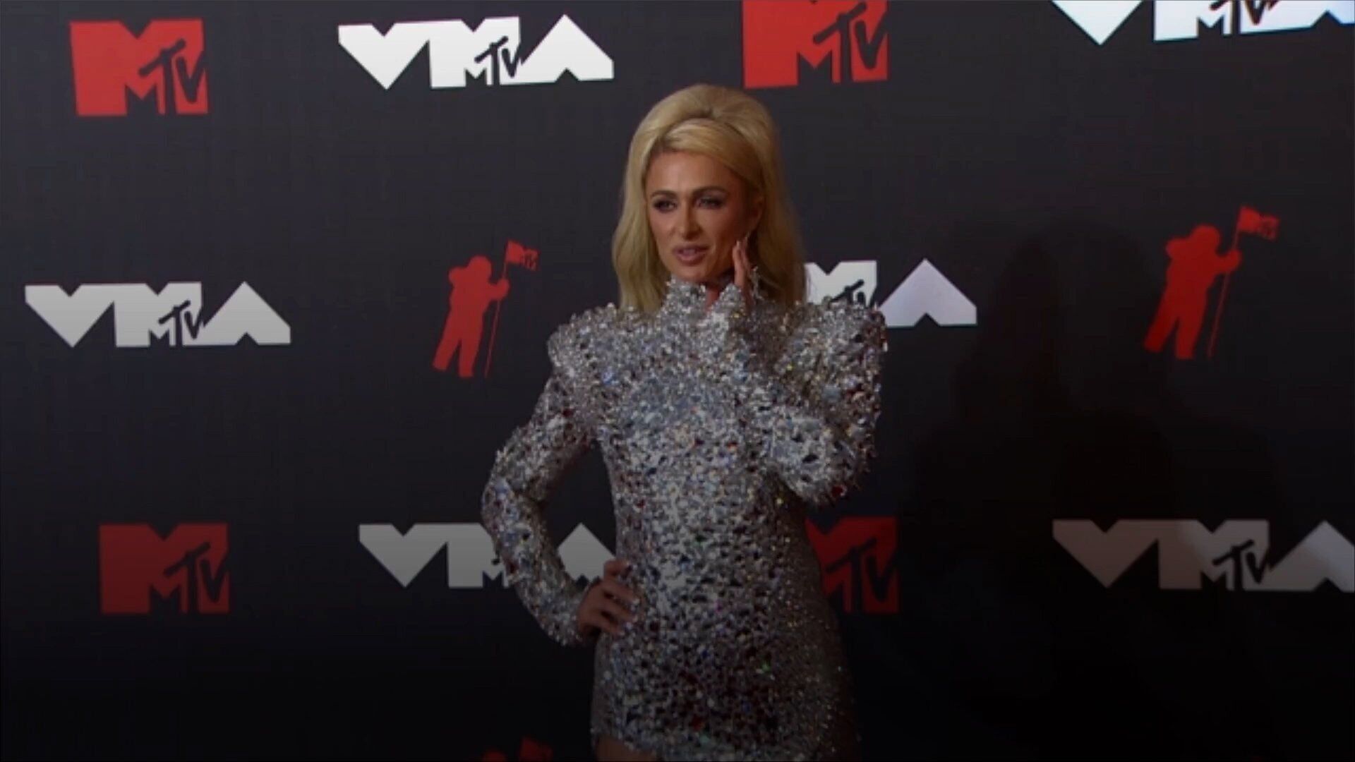 Paris Hilton schedules first-ever live concert